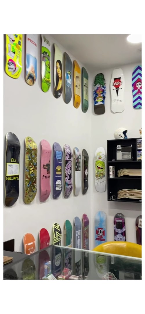 Saturday Skateshop: clear display of shop products