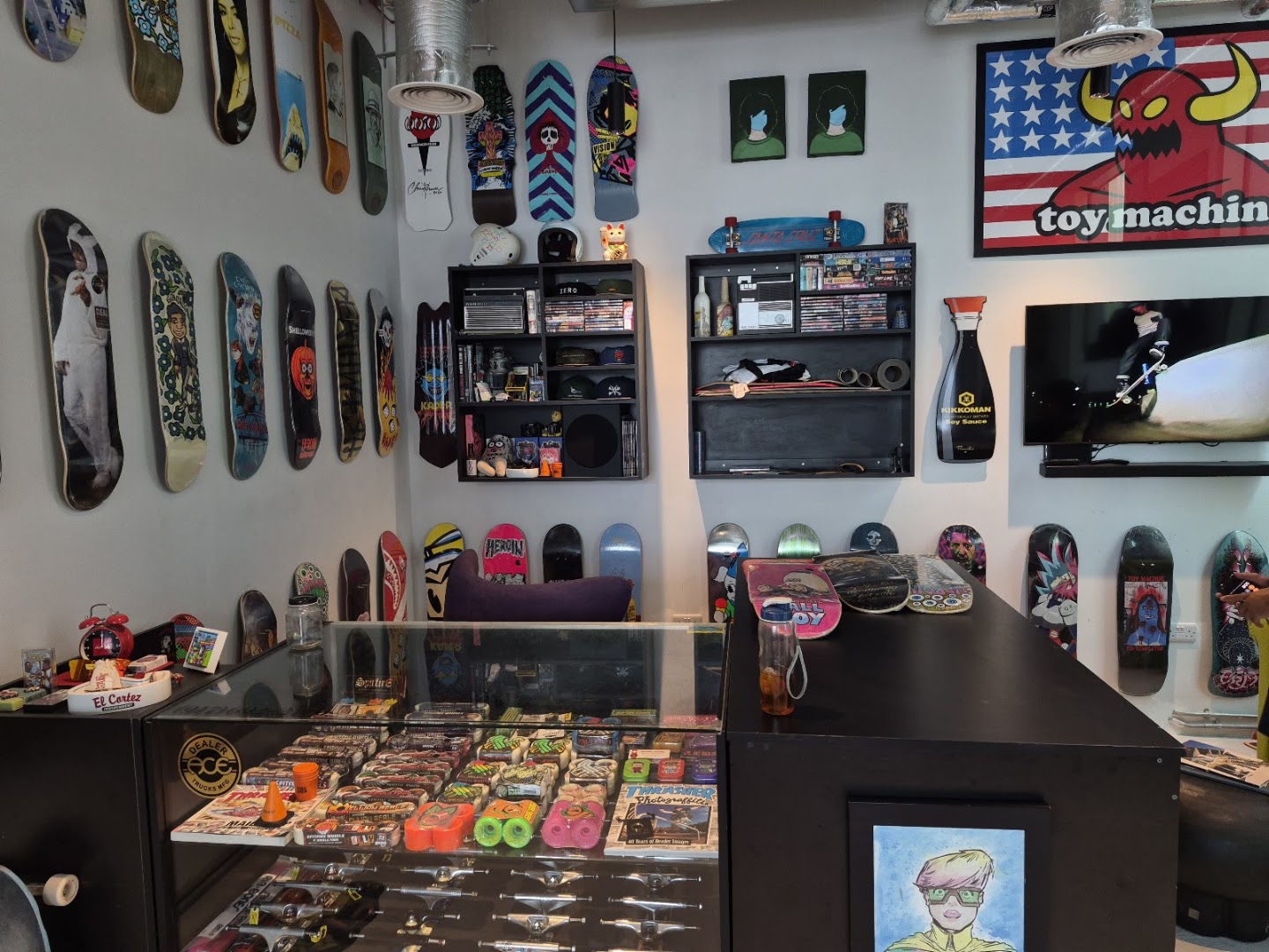 Saturday Skateshop: clear shop interior and products