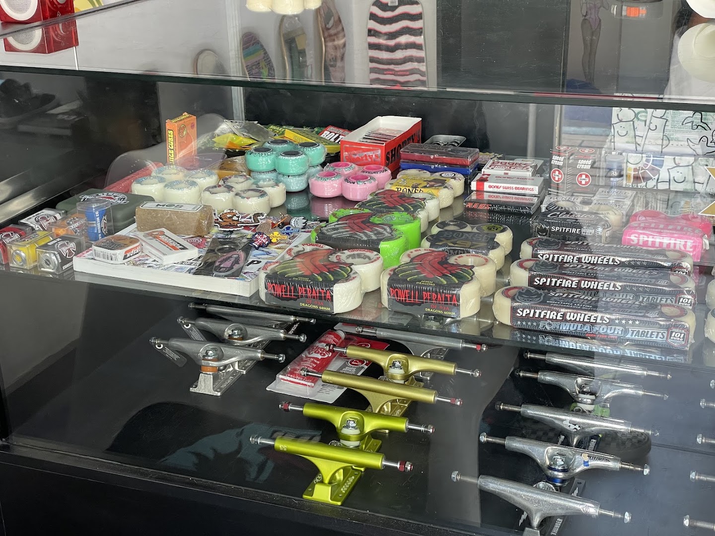 Saturday Skateshop: clear display of shop products