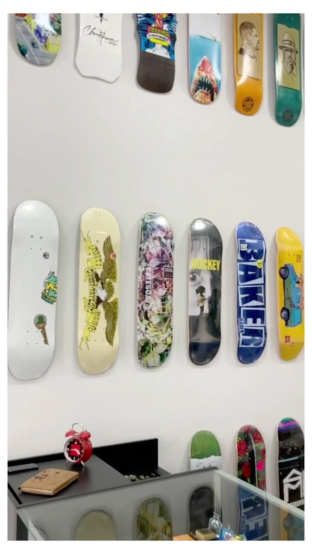 Saturday Skateshop: clear display of shop products