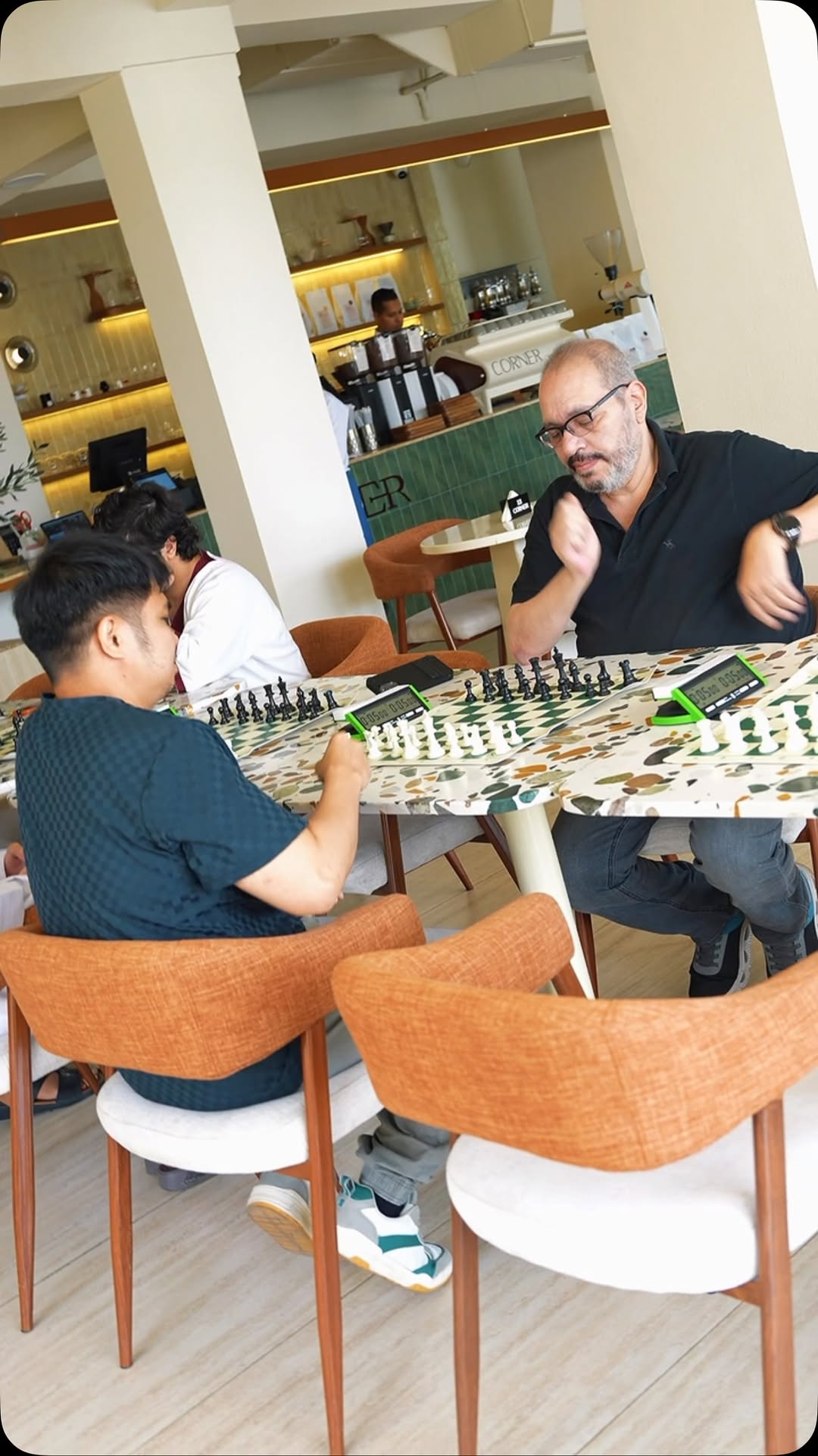 Corner Lounge: atmosphere and patrons enjoying