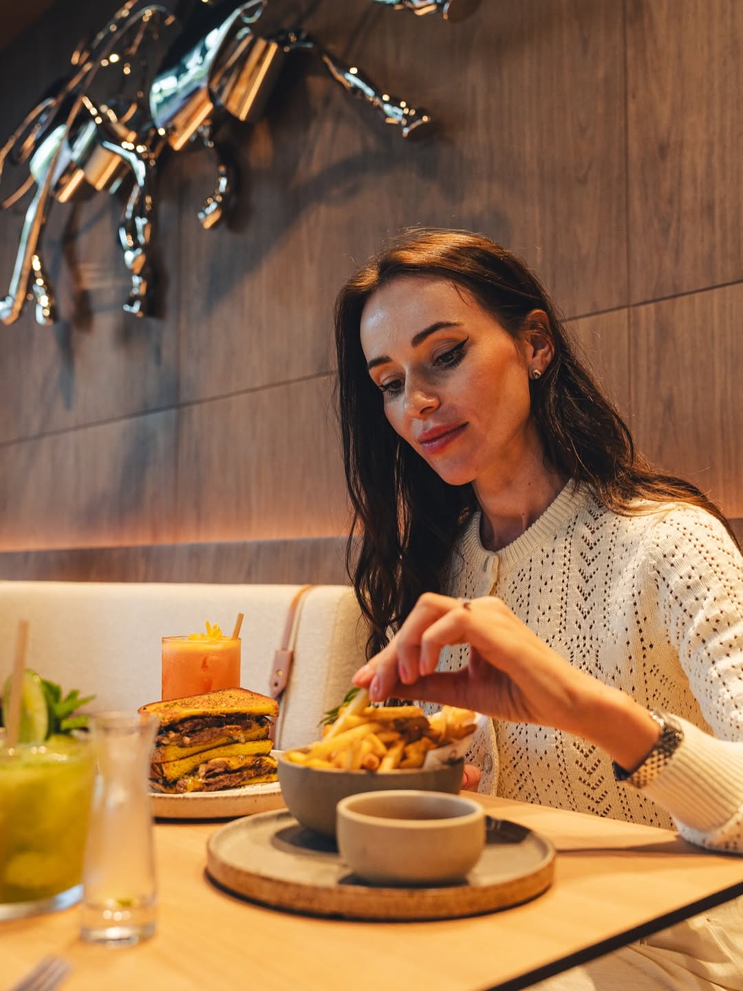 Saddle Café: professional, high-quality atmosphere shot