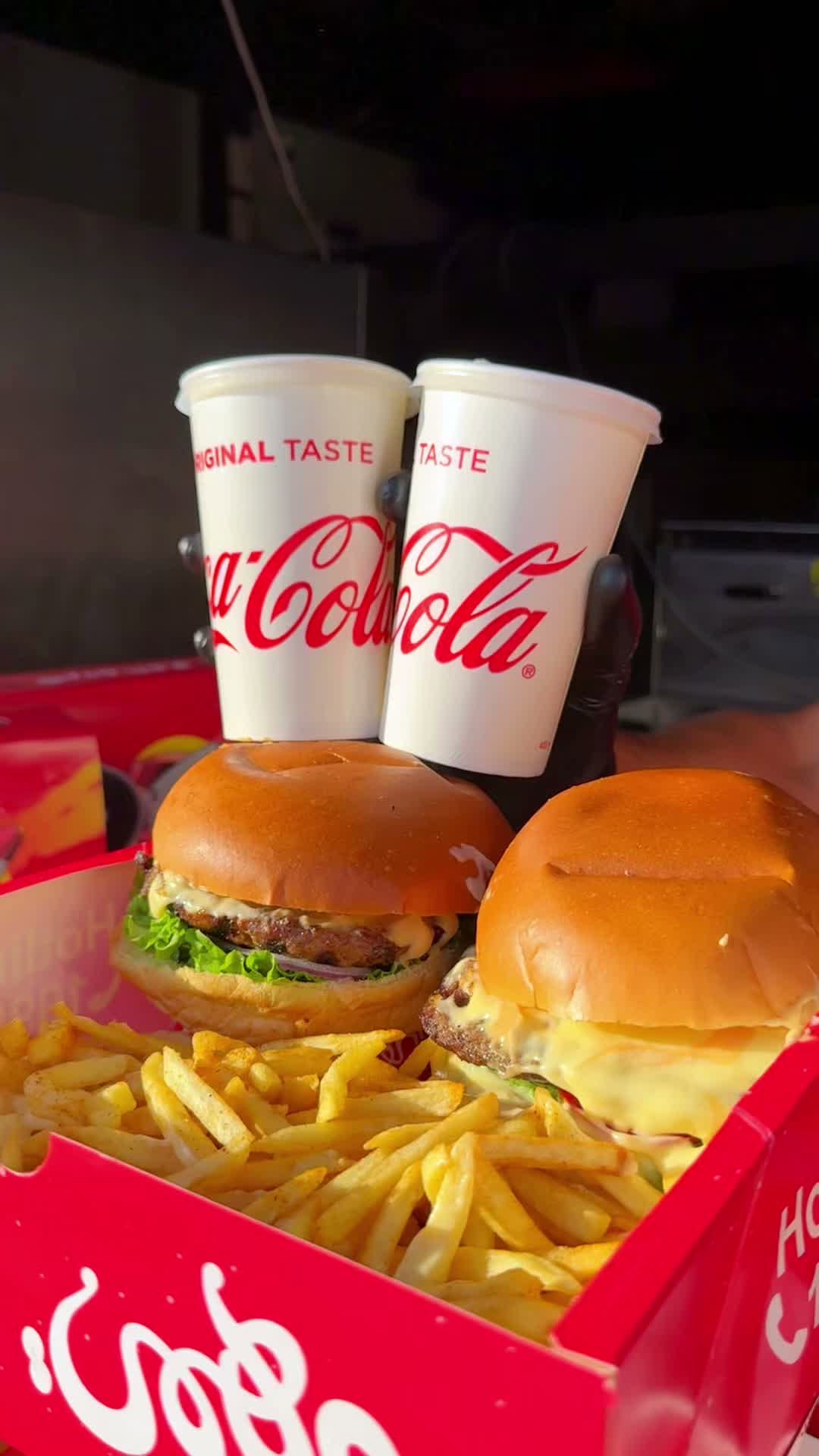 Wahmy Burger: appetizing food and drink presentation