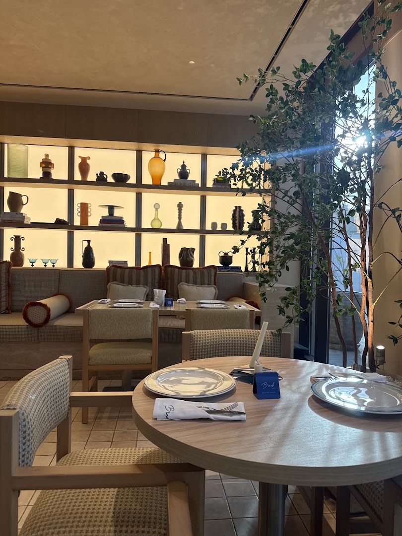 Break by Mara: attractive, professional interior atmosphere shot