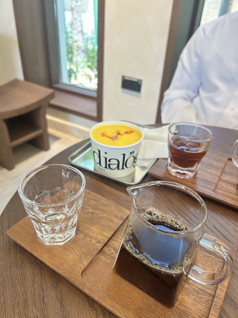 Dialogue: clear photo of served drinks