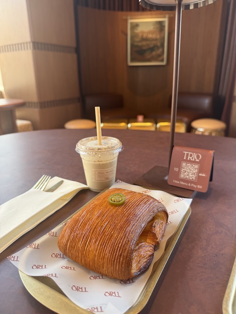 Trio Cafe: appetizing food and drink presentation