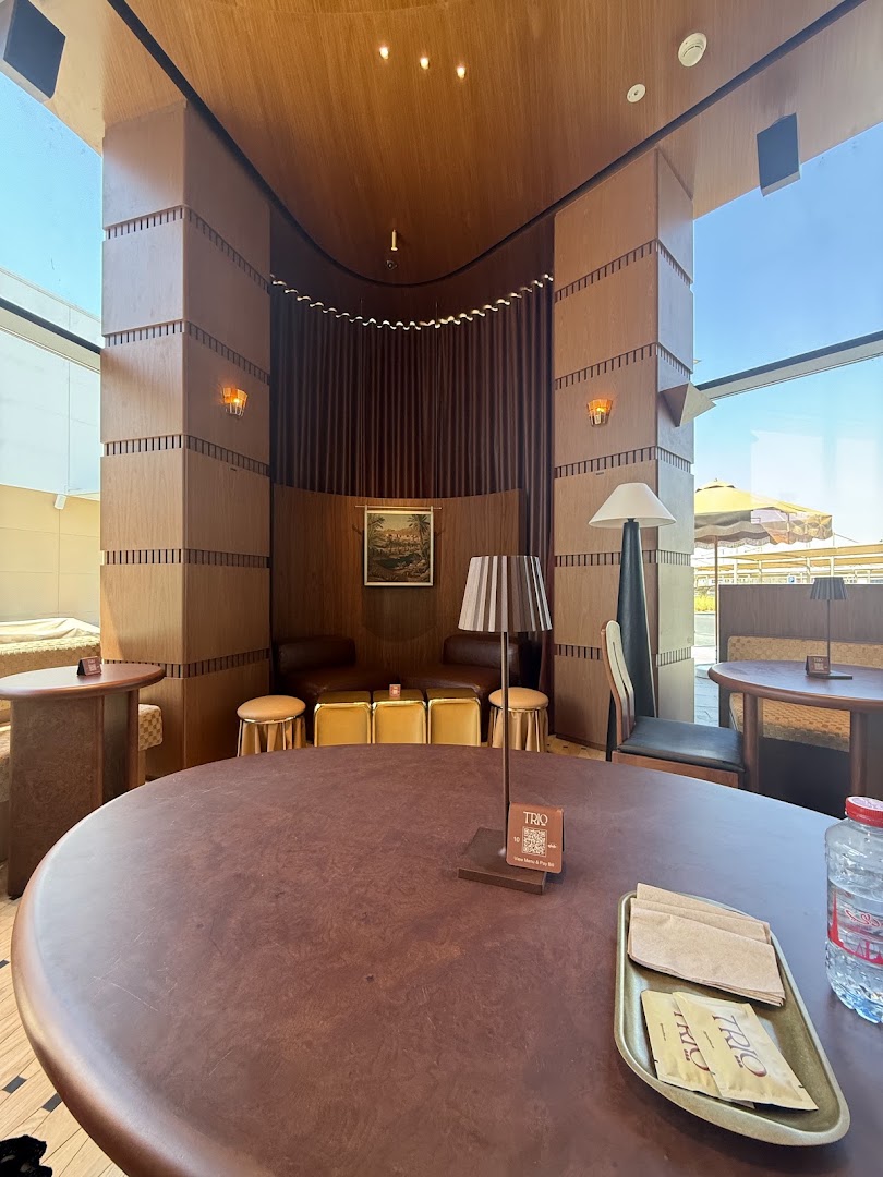 Trio Cafe: clear, inviting interior atmosphere