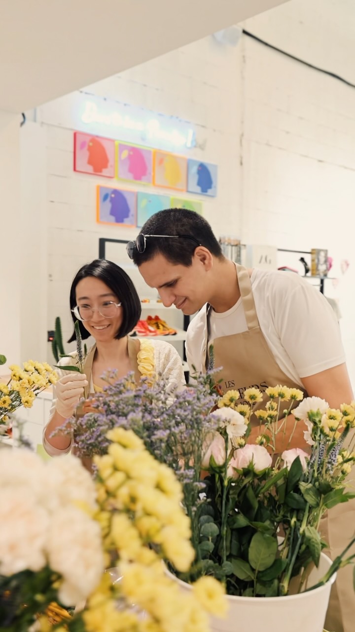 Avant Garde Concept Store: professional photo showing staff interaction