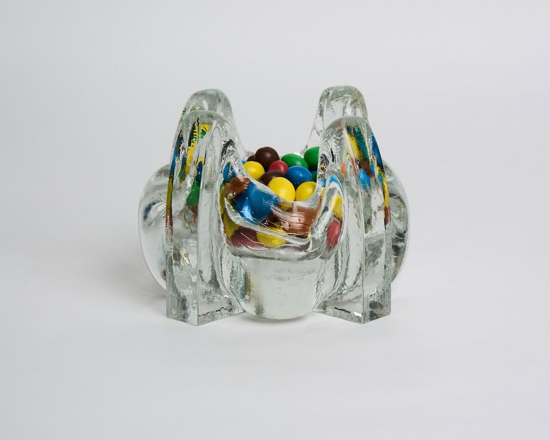 Gradient: clear product photo of merchandise