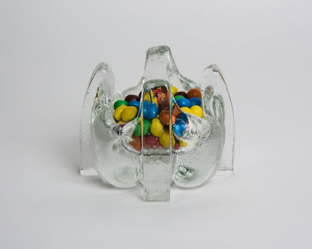 Gradient: clear product photo of merchandise