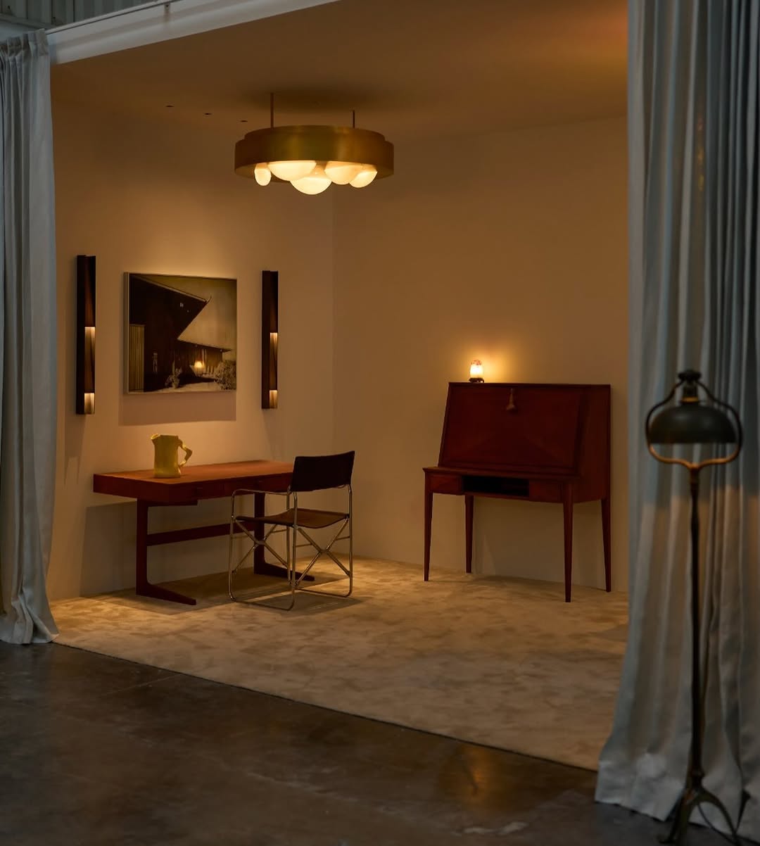 Gradient: professional interior shop display photo