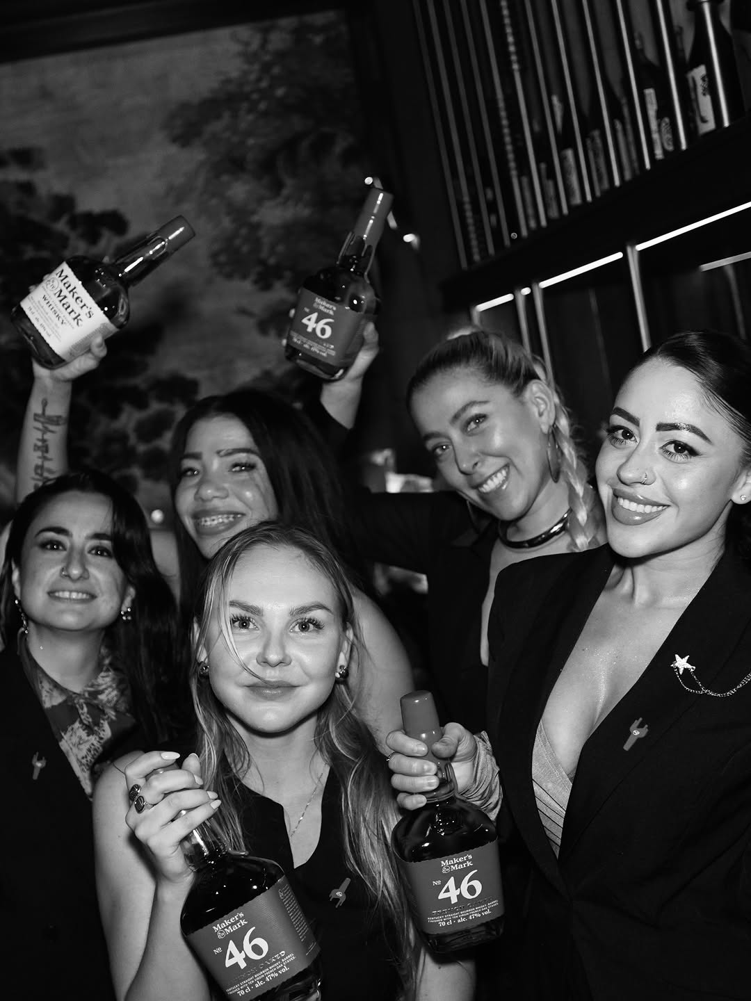 Himitsu: high quality photo of patrons
