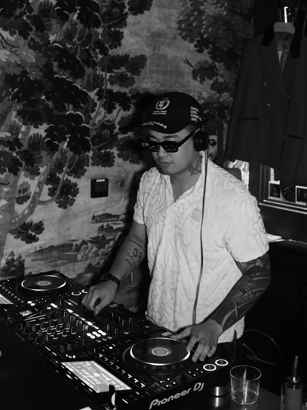 Himitsu: venue atmosphere and DJ
