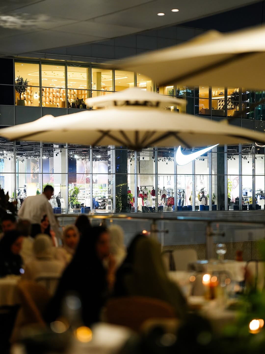L'Avenue Dubai: atmospheric shot of restaurant terrace
