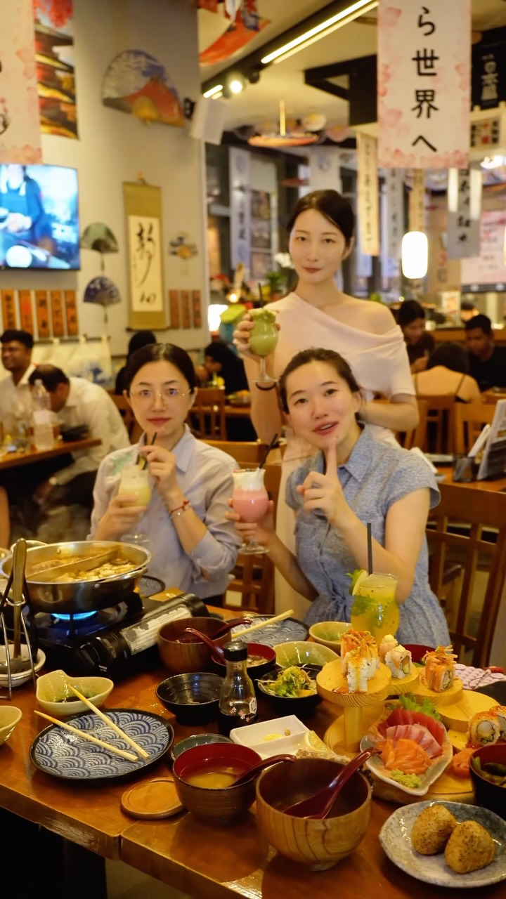 Mogiya: happy customers and food