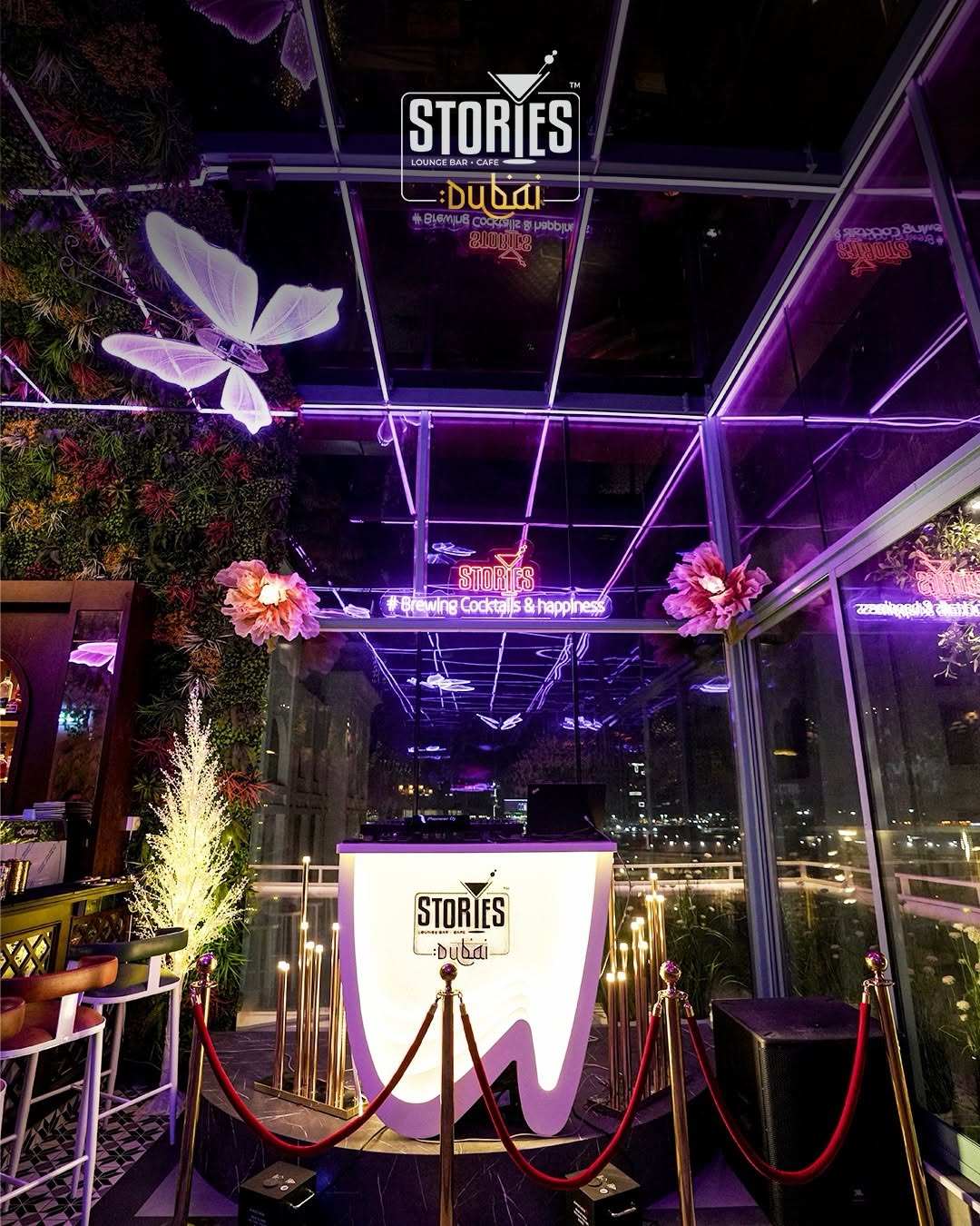 Stories Lounge & Café: attractive interior and professional lighting