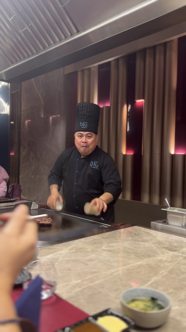 BLU by L'Atelier: chef performing at the grill