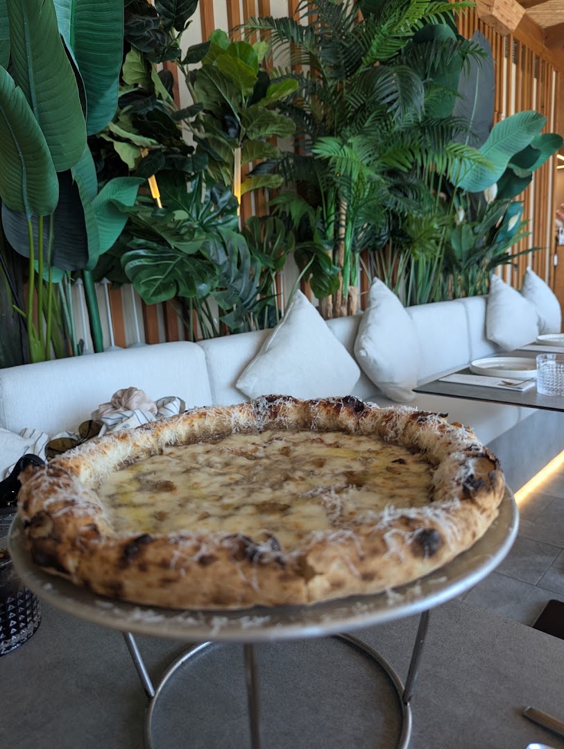 Mara Lounge Restaurant: appetizing food in restaurant setting