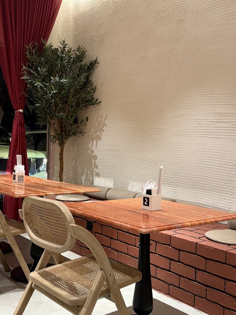 ORO Pizzeria: clear, inviting restaurant interior shot