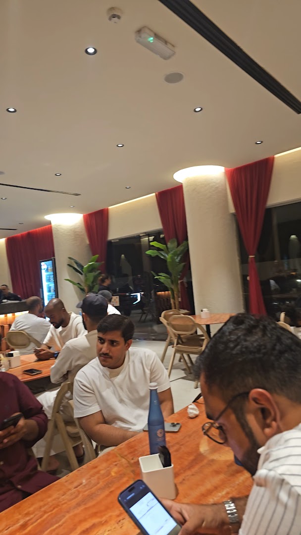 ORO Pizzeria: restaurant atmosphere and patrons