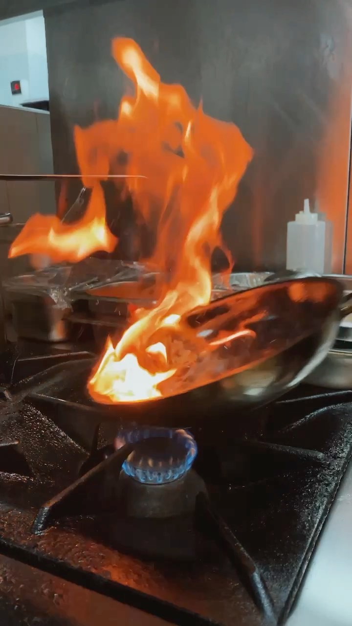 971 Emirati Gourmet: dynamic cooking action shot