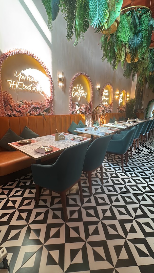 Habun Restaurant: attractive interior and restaurant atmosphere