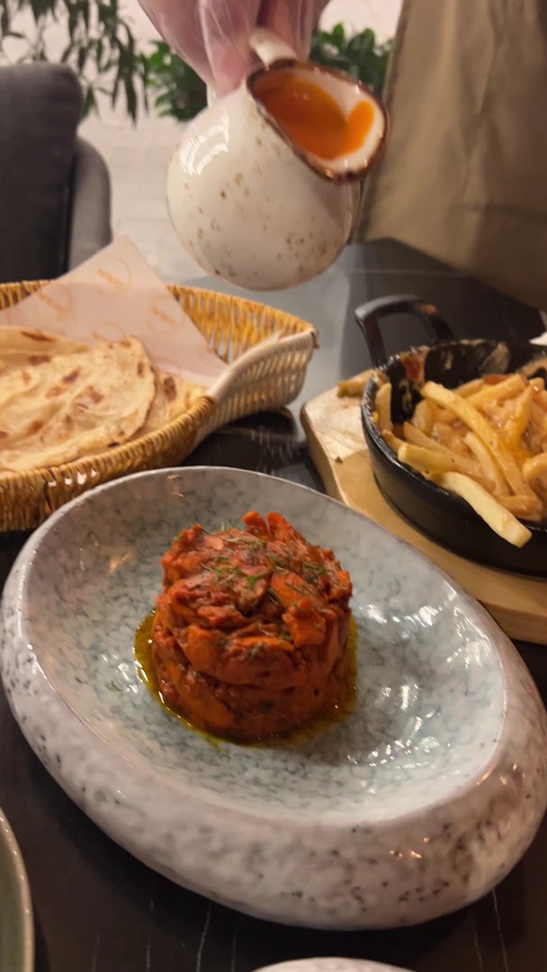 Habun Restaurant: appetizing food presentation and action