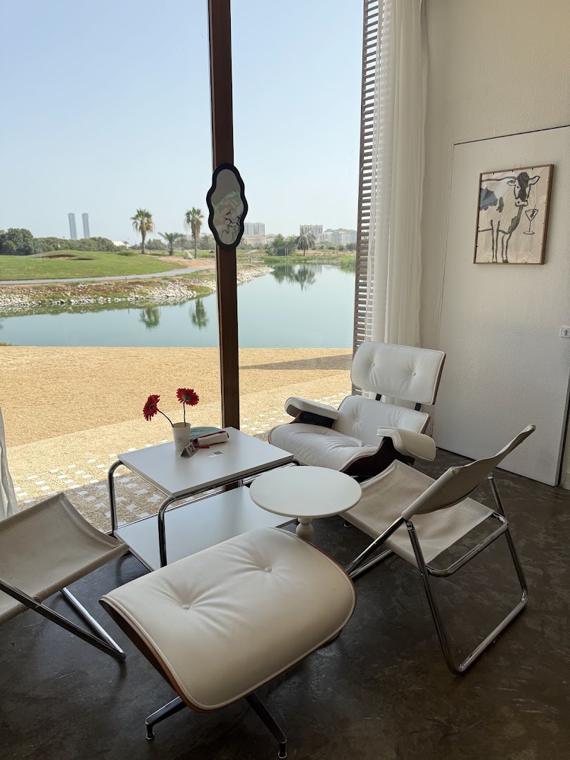 Risers House: attractive interior and scenic view