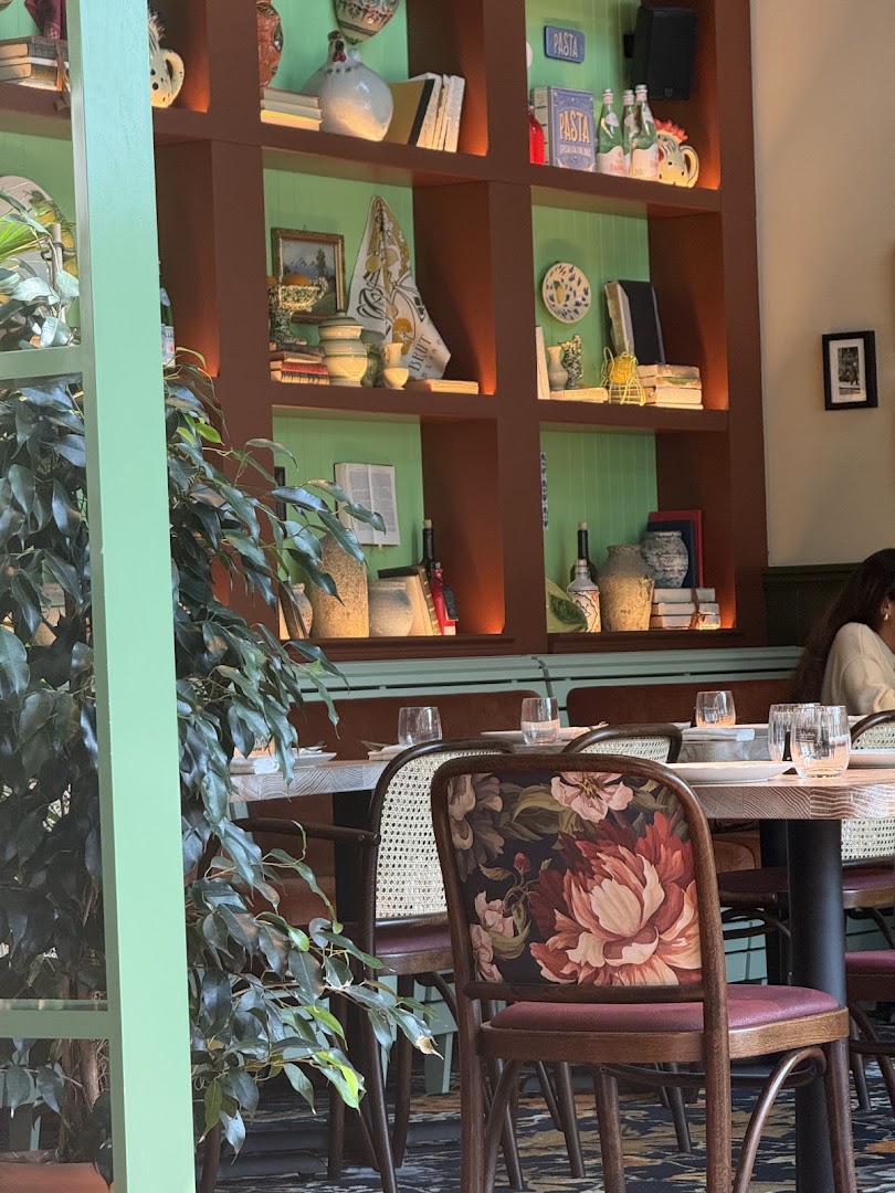 Isabella's Italian Street Kitchen: inviting restaurant interior atmosphere