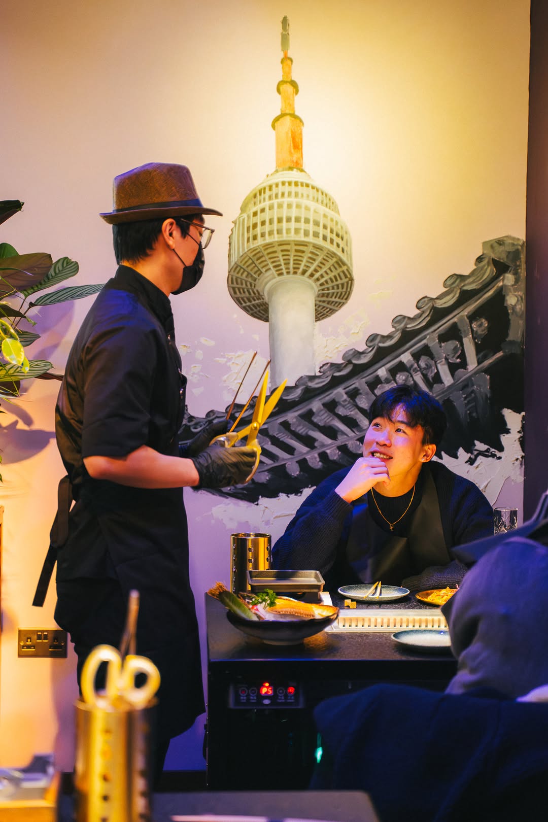 BBQ22: professional photo showing restaurant atmosphere