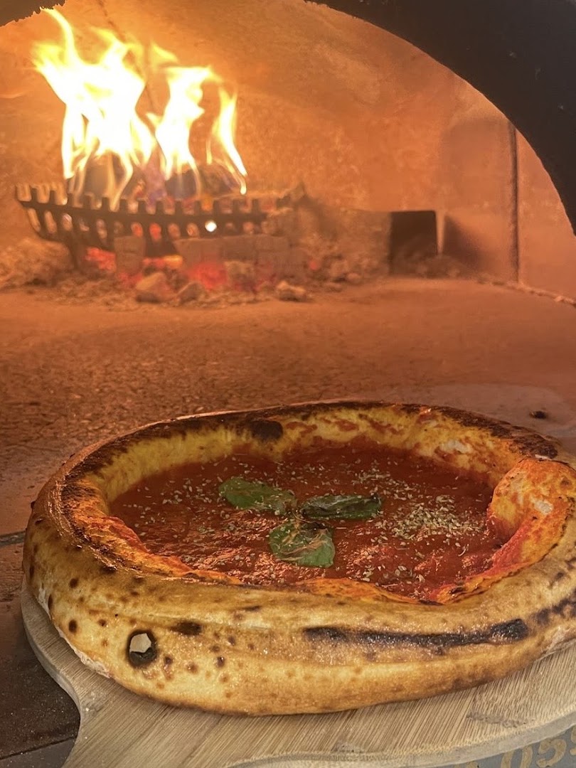 Piccolo Kitchen: appetizing pizza in wood oven
