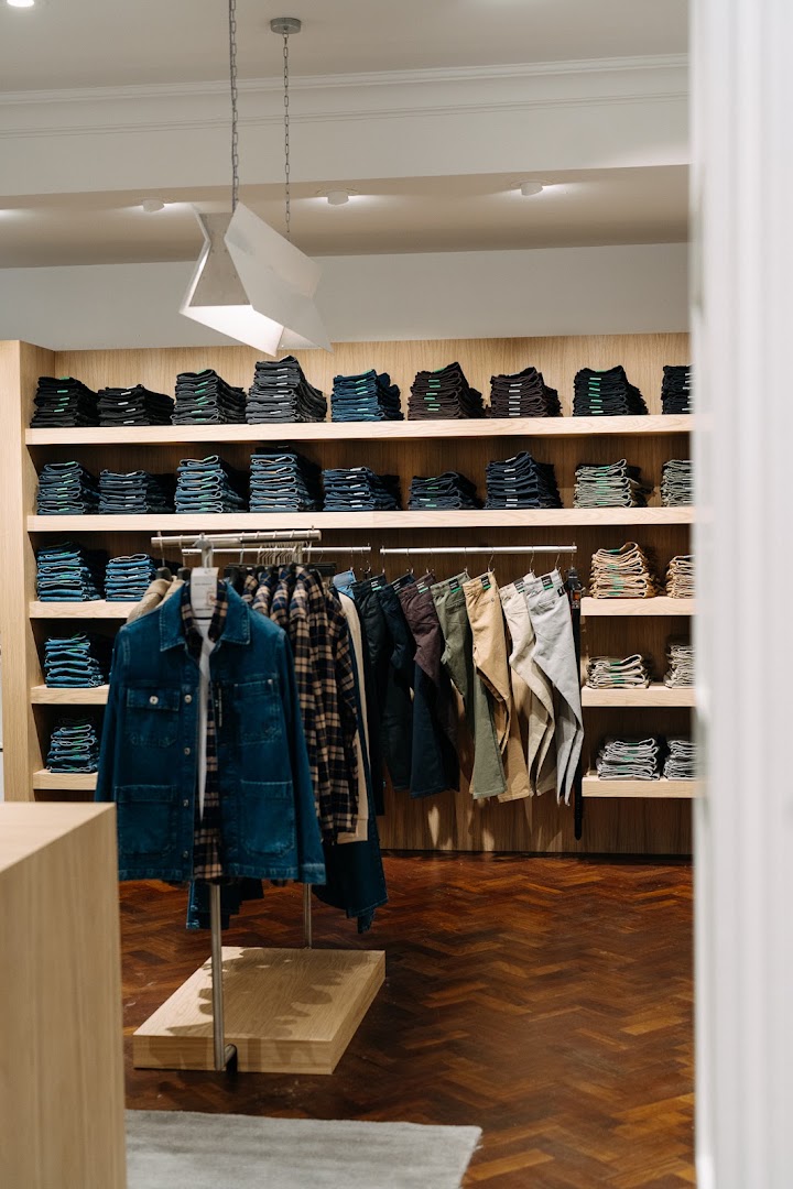 Remus Uomo: professional shop interior display photo