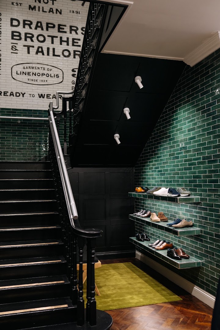 Remus Uomo: professional interior shop display photo