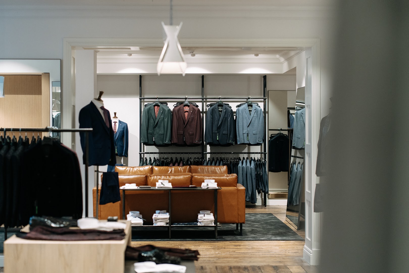 Remus Uomo: professional shop interior display photo