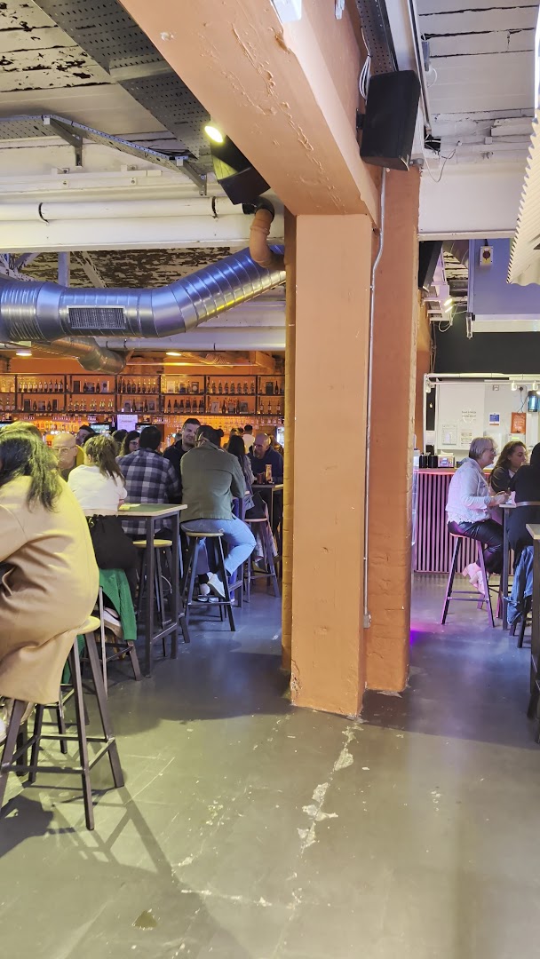 Alfred Works: restaurant atmosphere and patrons