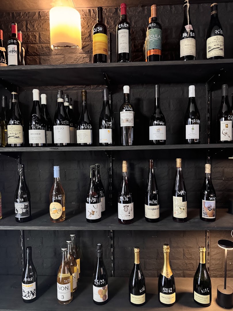 Plonk: clear, professional display of wine