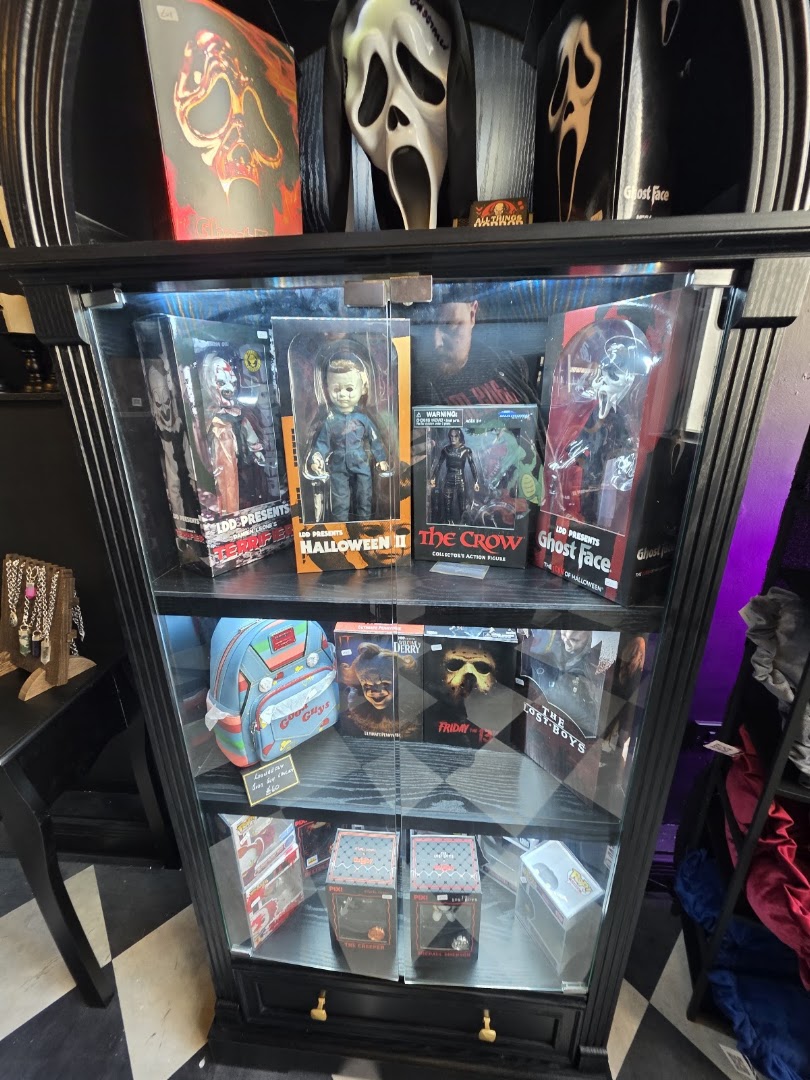 The Goths Playground: clear display of shop products