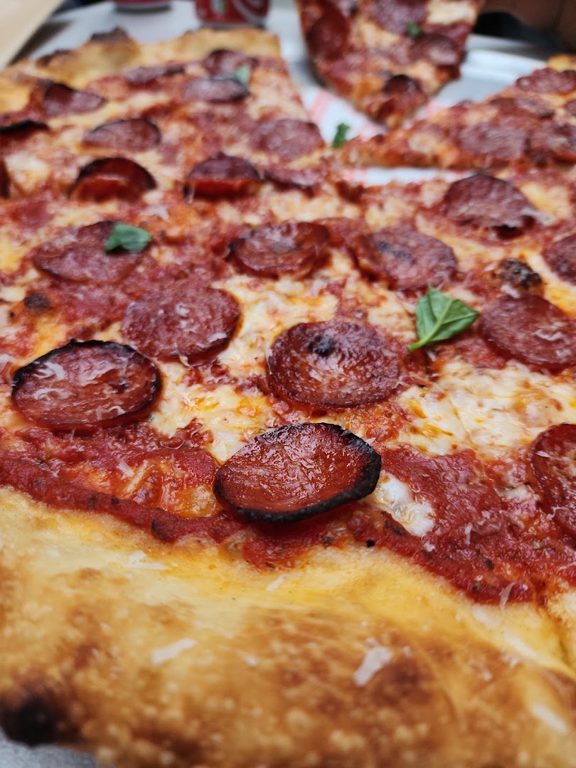 Pommy's Pizza: appetizing, high-quality food photography