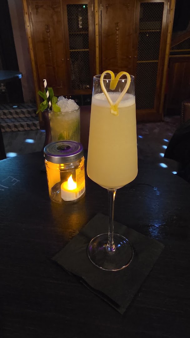 The John: appealing photo of bar drinks