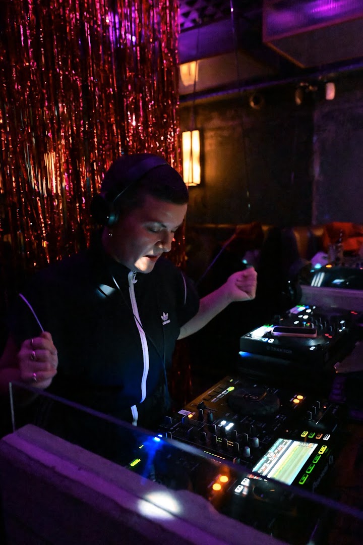 The John: venue atmosphere and DJ