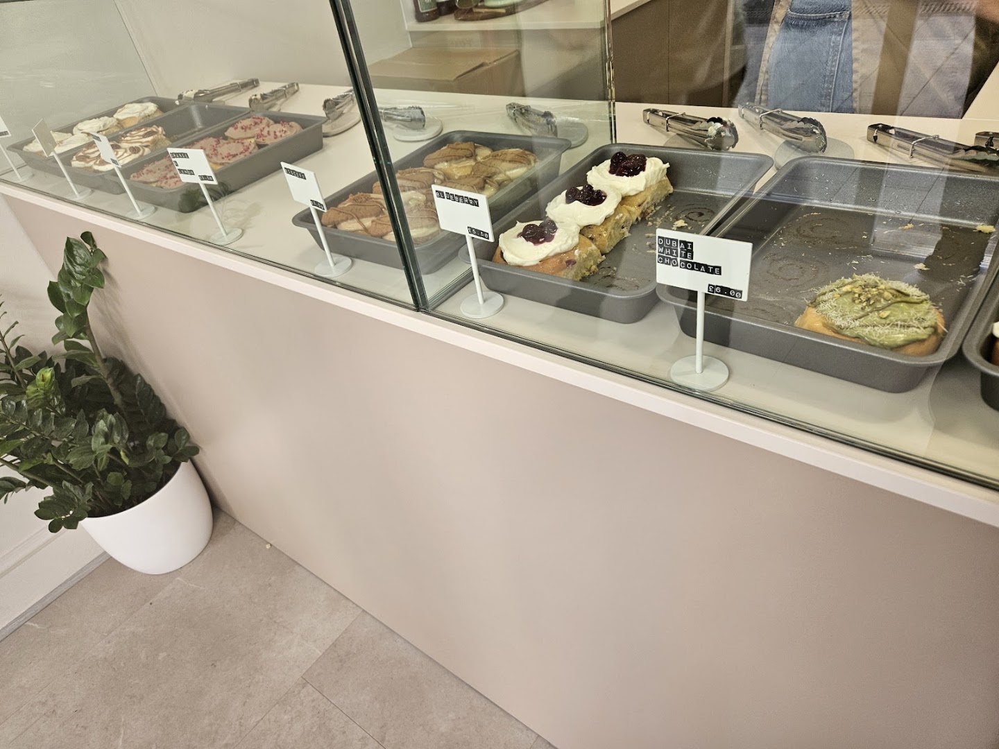 CinnAmore: clear display of fresh pastries