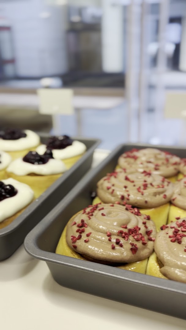 CinnAmore: appetizing photo of fresh pastries