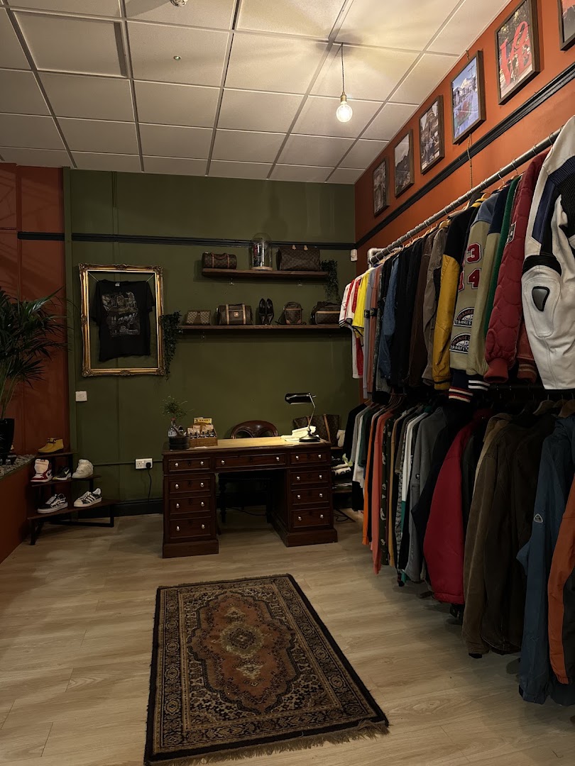 Knight Vintage: clear, professional shop interior photo