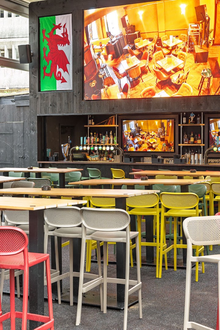 Ludo: clear view of bar atmosphere