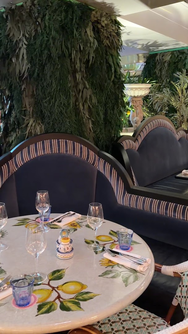 Patatino: attractive restaurant interior and atmosphere