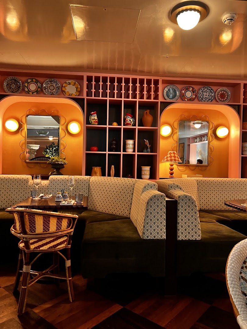 Patatino: attractive and clear interior shot