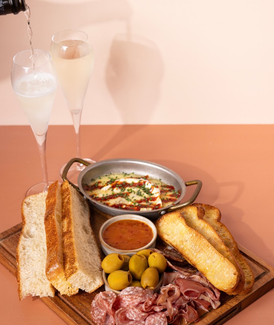 Delphine: professional, appetizing food and drink
