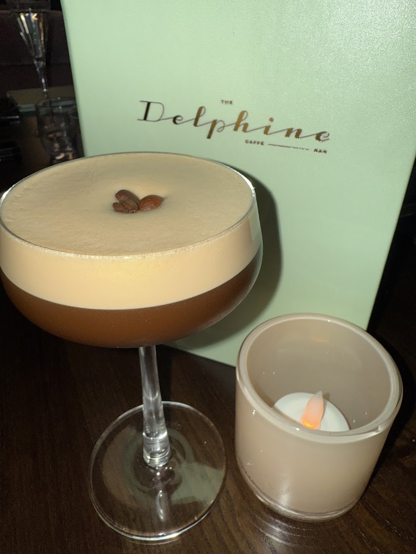 Delphine: appetizing drink photo with branding