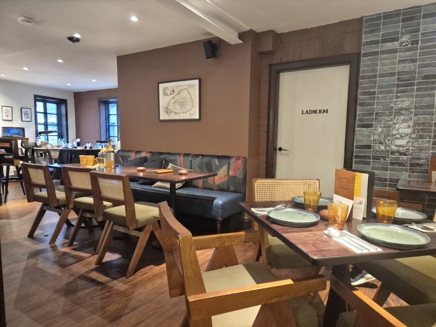 Kochchi: clear photo of restaurant interior