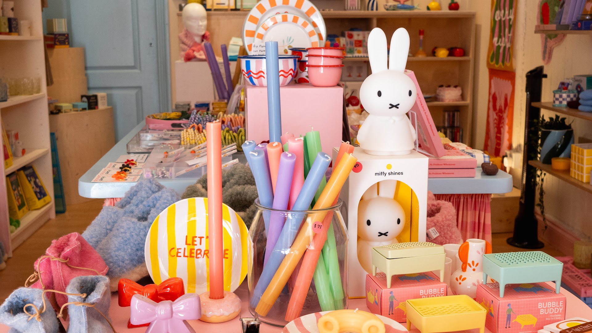 Modern Love Store: clear, appealing shop product display
